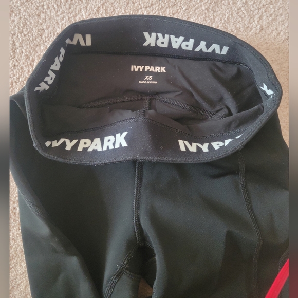 IVY PARK | Workout Capri XS - Picture 3 of 8